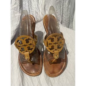 Tory Burch large patent leather logo sandals beige ladies SZ 8.5-9 top is in goo